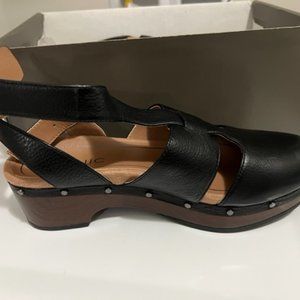 Vionic Sandals size 6